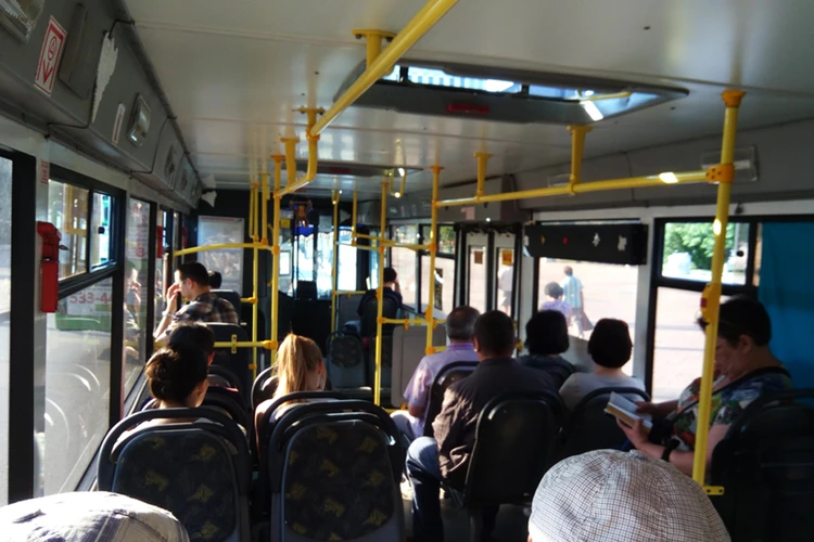 «Показушная религиозность!»: в Сургуте водитель пассажирского автобуса на 40 минут прервал рейс из-за чтения намаза