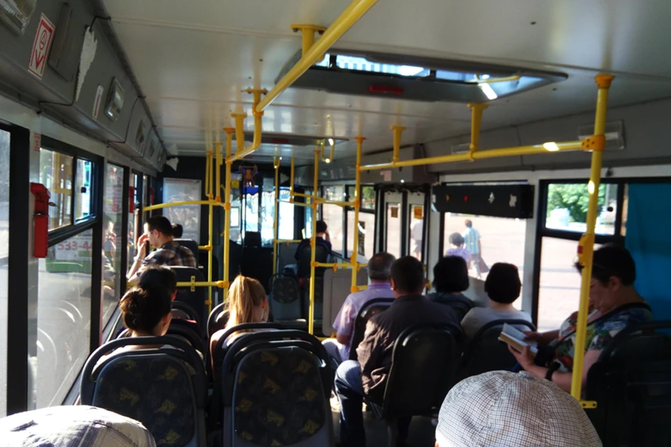 Водитель автобуса во время рейса принялся читать намаз на глазах у изумленных пассажиров