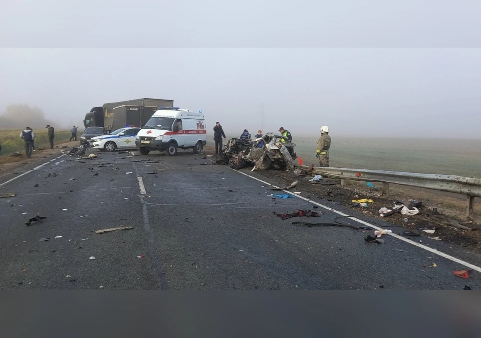 Одна из легковушек превратилась в груду металла / Фото: ГКУ СО "Центр по делам ГО, ПБ и ЧС"