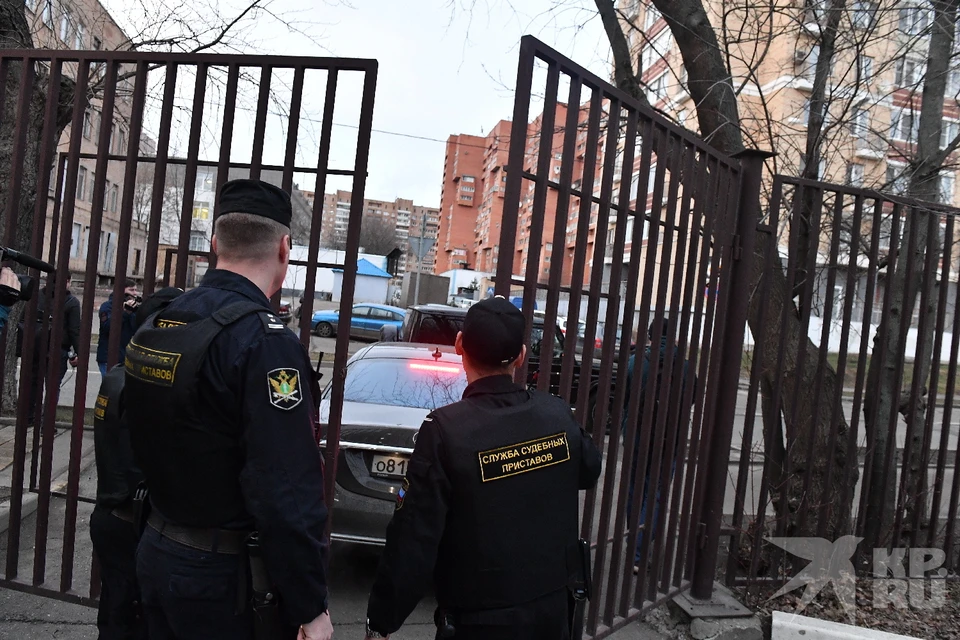 Грузовики и легковушки на 11 млн рублей арестовали у предприятия в Рязани.
