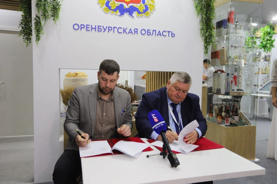 Первый вице-губернатор Сергей Балыкин и замдиректора по продажам АО «Петербургский тракторный завод» Борис Филин подписали соглашение о сотрудничестве