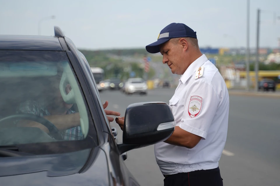 На сухопутном маршруте дежурят автоинспекторы