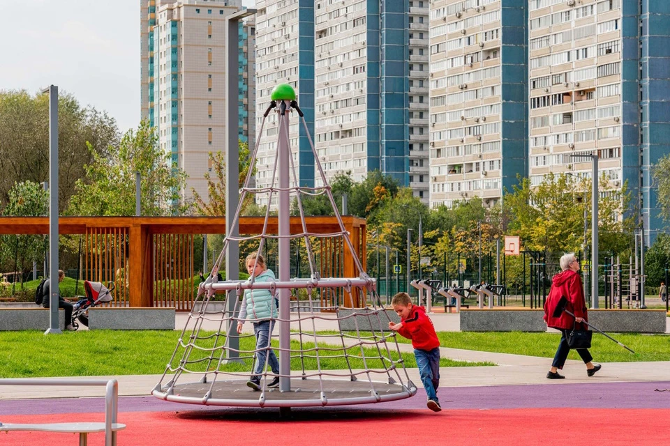 На новых площадках есть карусели, качели, батуты, лазательный комплекс и прочее. Фото: пресс-служба Департамента капитального ремонта Москвы