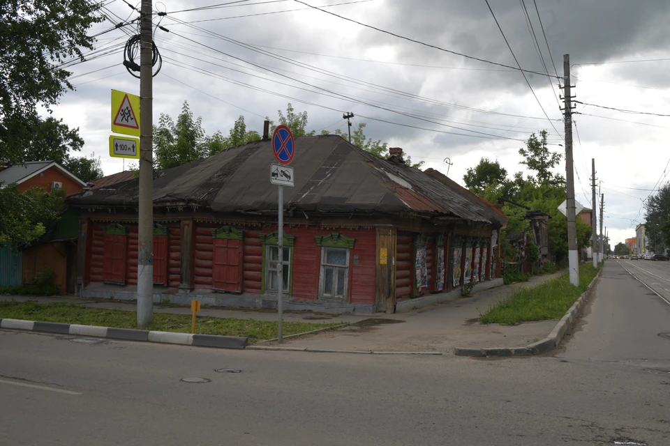 В ветреную погоду под старыми проводами лучше не ходить.