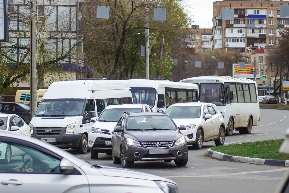 Автобус ходит в пленарные недели по расписанию между двумя домами со служебными квартирами и Госдумой.