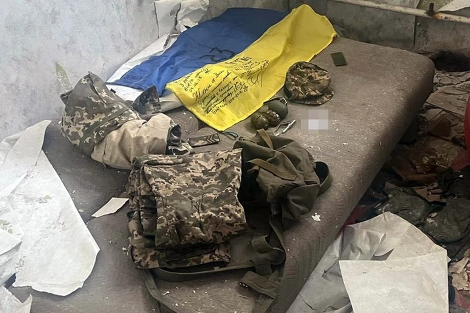 В заброшенном ночном клубе нашли гранаты, взрыватели, символику и форму солдата ВСУ. ФОТО: тг-канал ГУ МВД России по Запорожской области