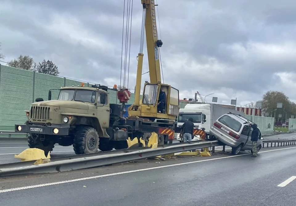 В Ярцевском районе автомобиль «залетел» на отбойник. Фото: «Подслушано Смоленск» ВКонтакте.