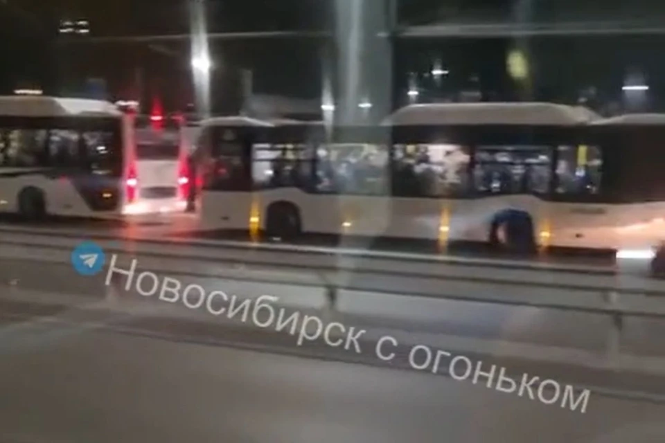 Более десяти автобусов засняли на Октябрьском мосту в Новосибирске. Фото: стоп-кадр из видео «Новосибирск с огоньком»