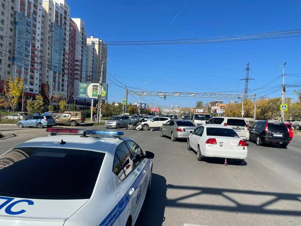 Летел на красный: мужчина пострадал в аварии в Хабаровске Фото: ГИБДД Хабаровска