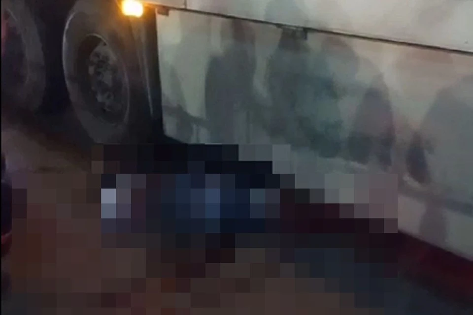Видео с мужчиной, раздавленным фурой в Новосибирске, показали в МАСС. Фото: стоп-кадр.
