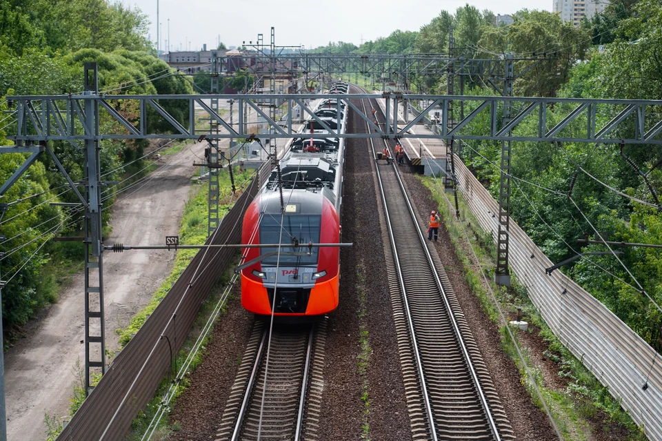 Пенсионер попал под электричку в Петербурге.