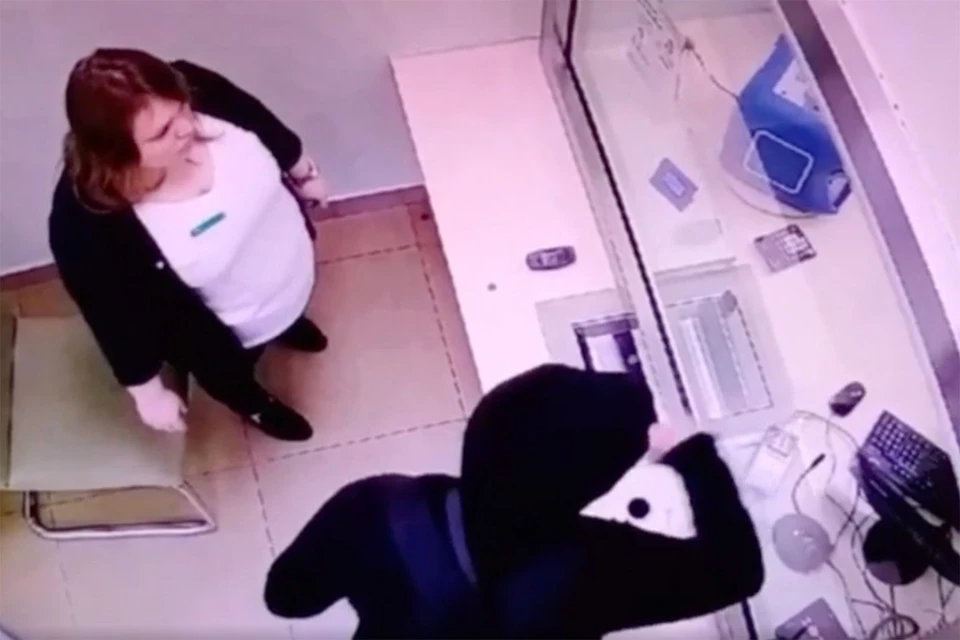 Видео разбойного нападения на офис банка в Петербурге показали в полиции. Фото: скриншот видео
