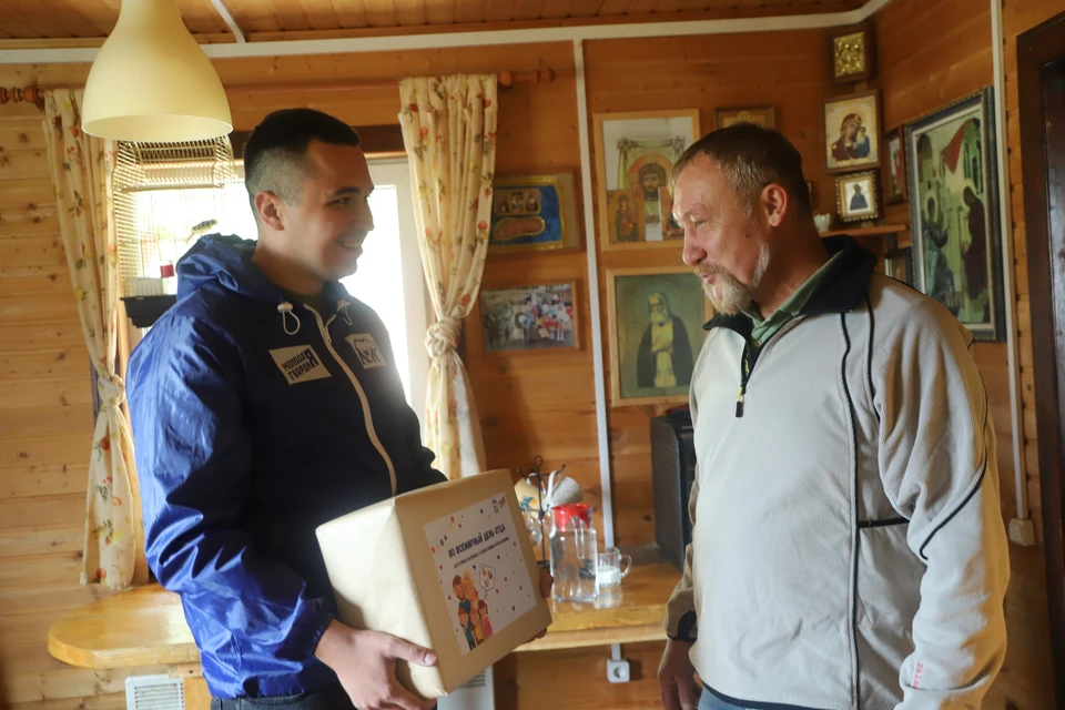 В деревне Боровна Белевского района активисты поздравили главу многодетного семейства Андрея Фатеева.