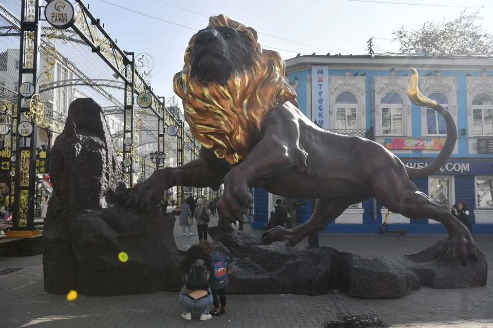 В «Сима-ленде» предложили фанатам скульптуры «добавить львиного духа» в повседневность