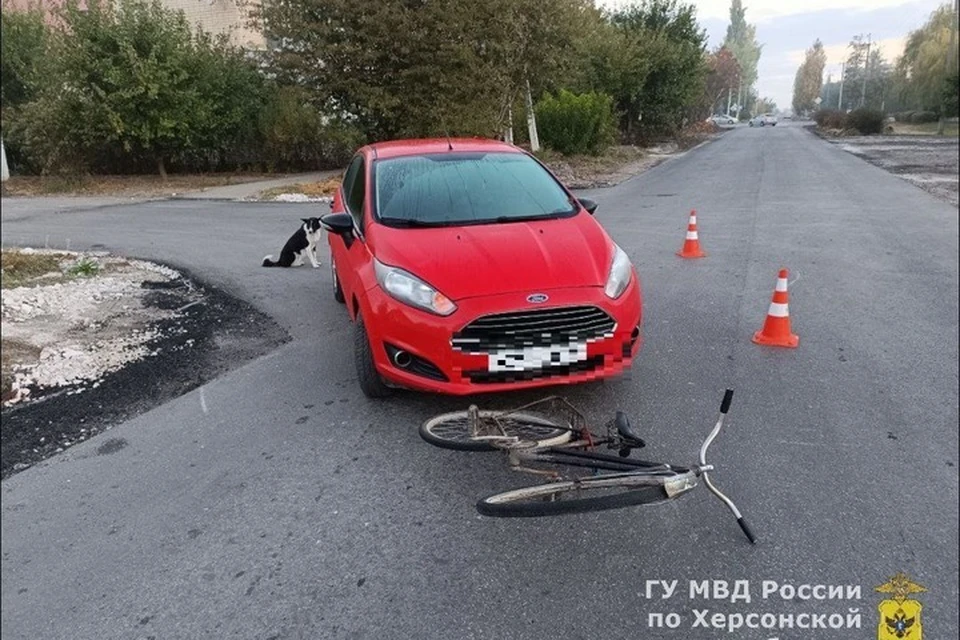 В Геническе Херсонской области произошло ДТП с участием легковушки и велосипеда. ФОТО: тг-канал ГУ МВД России по Херсонской области