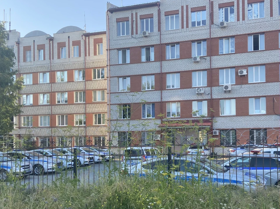 В тюменском мкр Ново-Патрушево толпа россиян напала на мигрантов из Узбекистана.