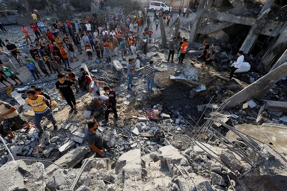 На улицах Газы многолюдно. Взрывы то тут, то там.