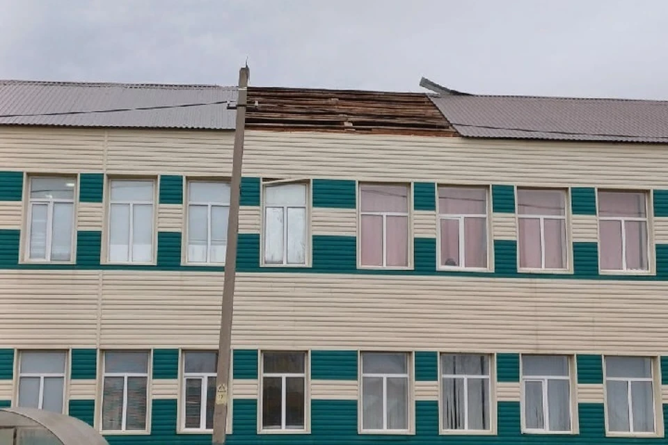 Сорванная стихией части крыши падали на землю. К счастью, никто не пострадал.