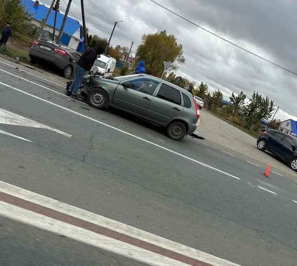 Лобовое столкновение двух автомобилей произошло в поселке Мирный Ульяновской области. Фото телеграм-канал Ульяновская Ё_бласть
