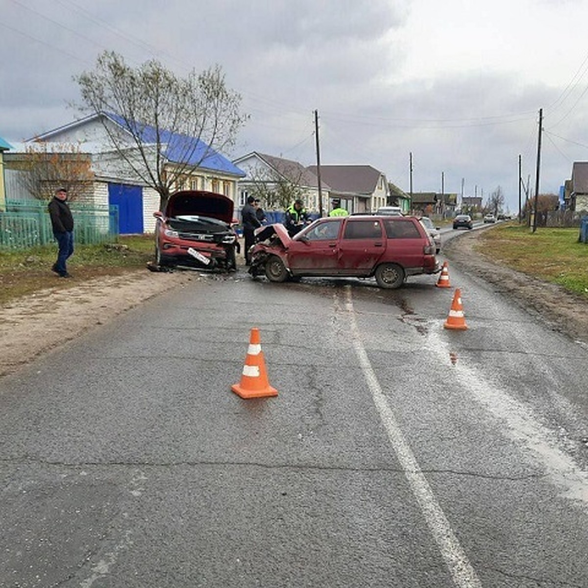 В Чувашии в ДТП с двумя авто пострадали шесть человек, в том числе дети -  KP.RU