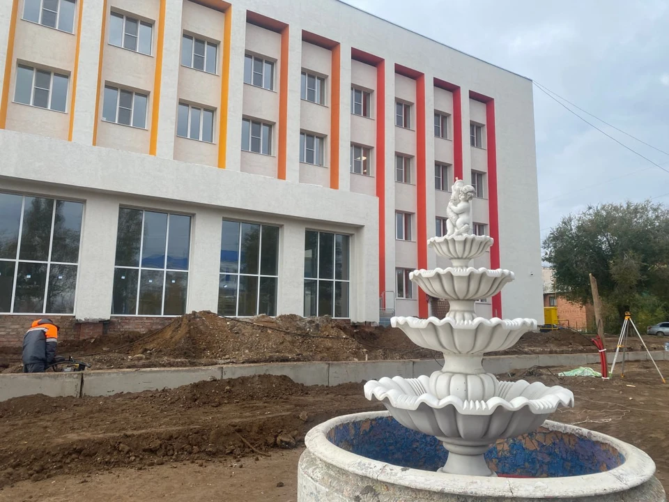 Для удобства посетителей рядом с поликлиникой обустраивают стоянку для машин