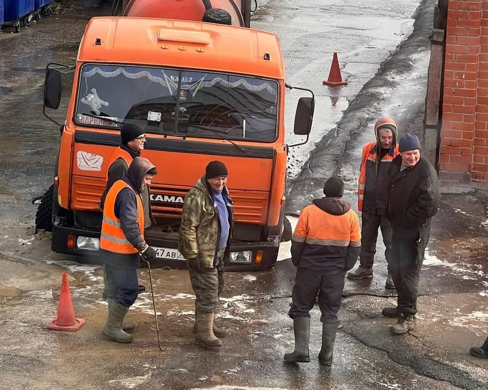 Симбирский шугожор телеграмм канал ульяновск. КАМАЗ Ульяновск. КАМАЗ провалился Казань. КАМАЗ провалился. Вольво провалилась.