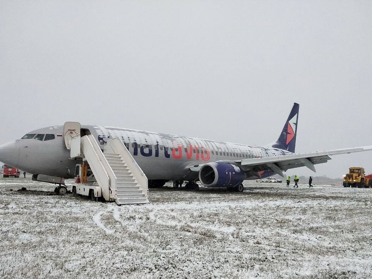 Все места в кафе заняты, люди сидят на полу». Пермячка показала обстановку  в аэропорту Большое Савино - KP.RU