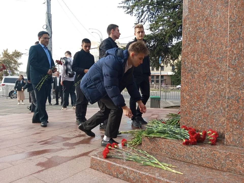 В Симферополе состоялась церемония возложения цветов, посвященная 103-й годовщине со Дня рождения дважды Героя Советского Союза Амет-Хана Султана. Фото: администрация Симферополя