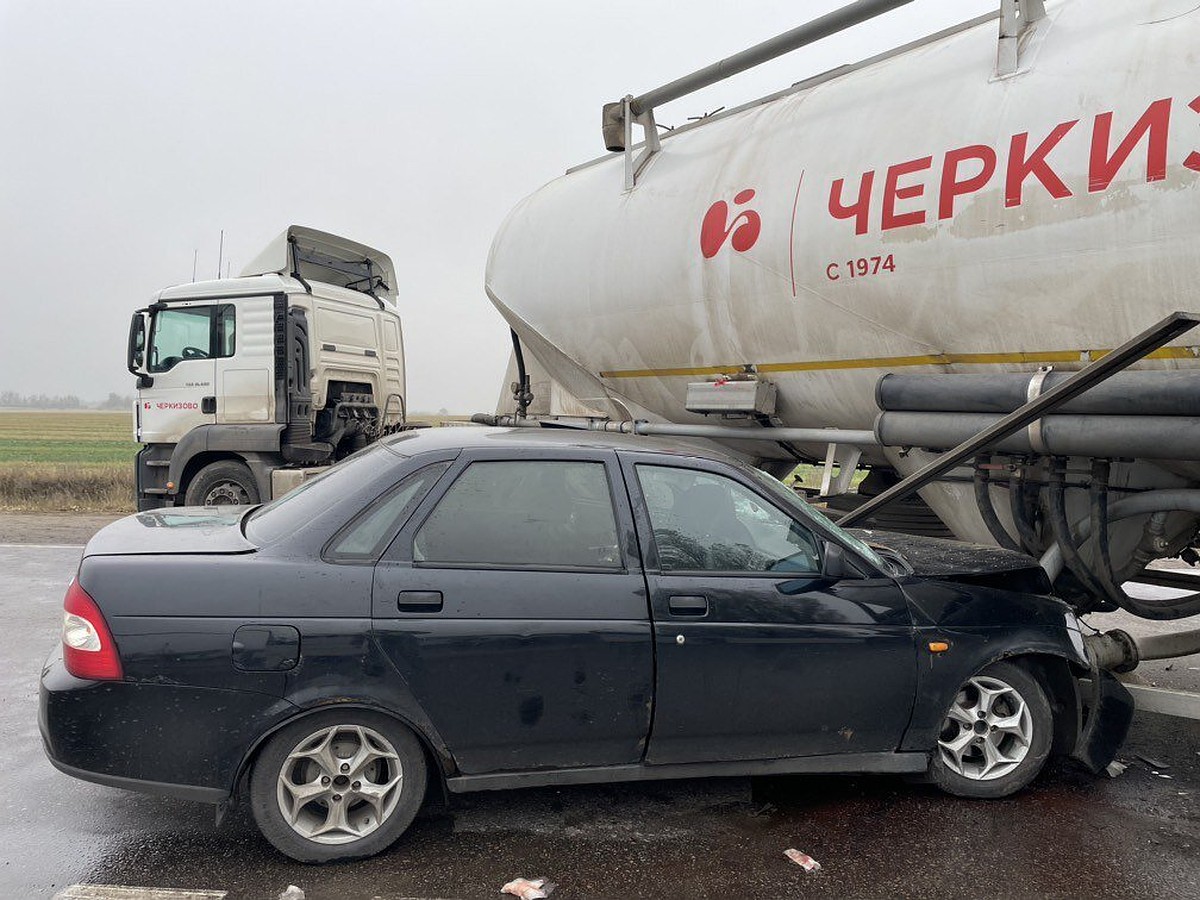 В Воронежской области грузовик врезался в «Ладу», трое ранены - KP.RU