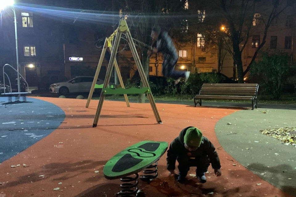 Детям с фонарями весело, а без - ещё веселее!
