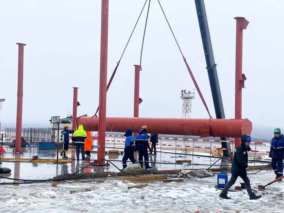 Крышу устанавливают на будущем терминале аэропорта в Магадане Фото: Сергей Носов