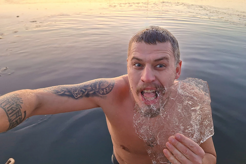 В Мурманске наступила метеорологическая зима, и лед постепенно начинает сковывать водоемы льдом. Фото: #ЯдрёныйЛёд Энергия холода / vk.com/murman_crazy_ice