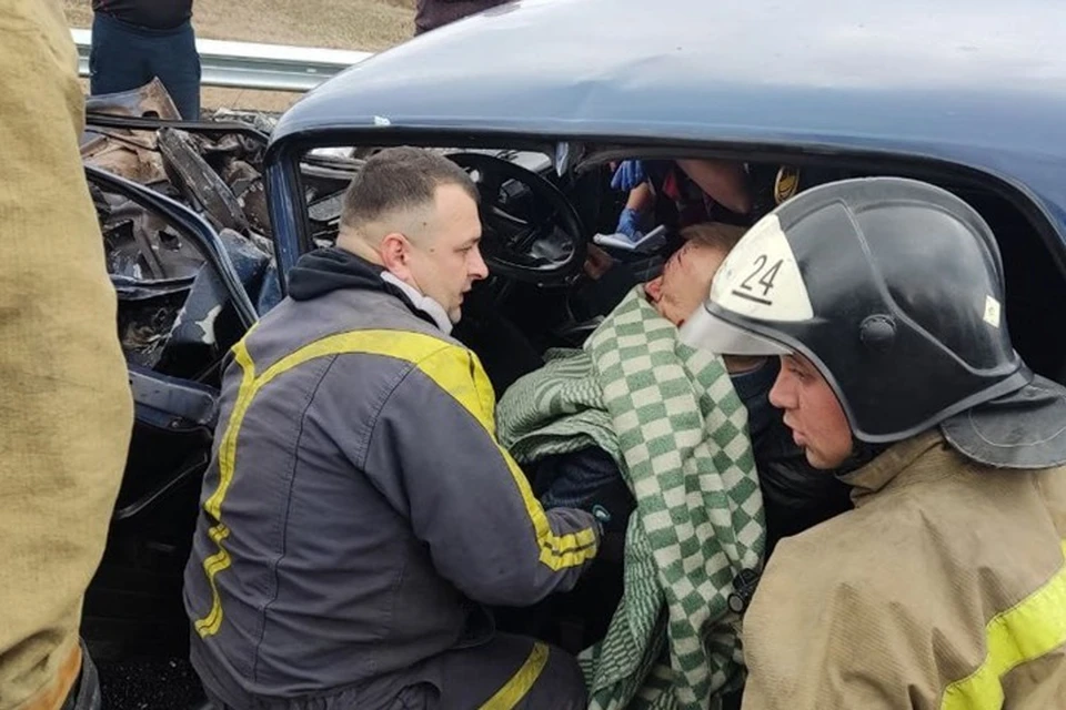 Славяносербские спасатели оказали помощь 52-летнему мужчине, пострадавшему в ДТП. Фото - МЧС ЛНР