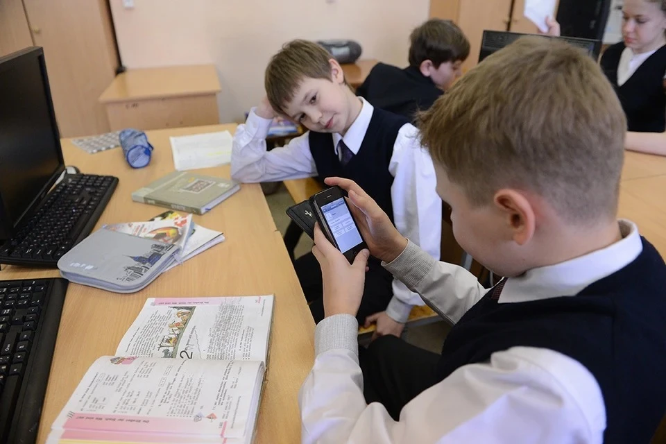 В Госдуму внесен проект, регулирующий использование смартфонов в школах