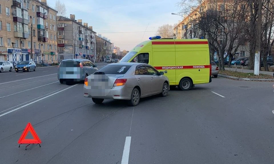 ДТП с машиной скорой помощи произошло в Комсомольске Фото: ГИБДД Комсомольска