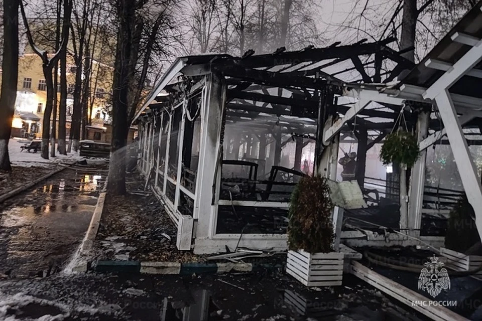 Ночной пожар полностью уничтожил летнюю веранду ресторана «Сквер» в Ярославле.
