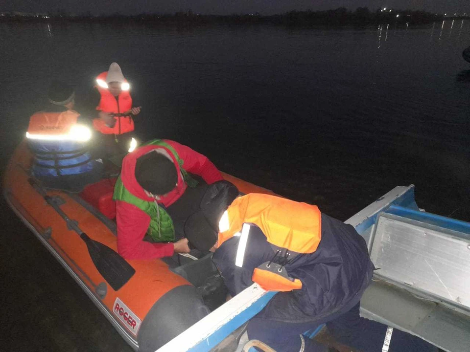 В Волгодонске трое рыбаков застряли в Цимлянском водохранилище из-за сломанной лодки. Фото: областная служба спасения на воде