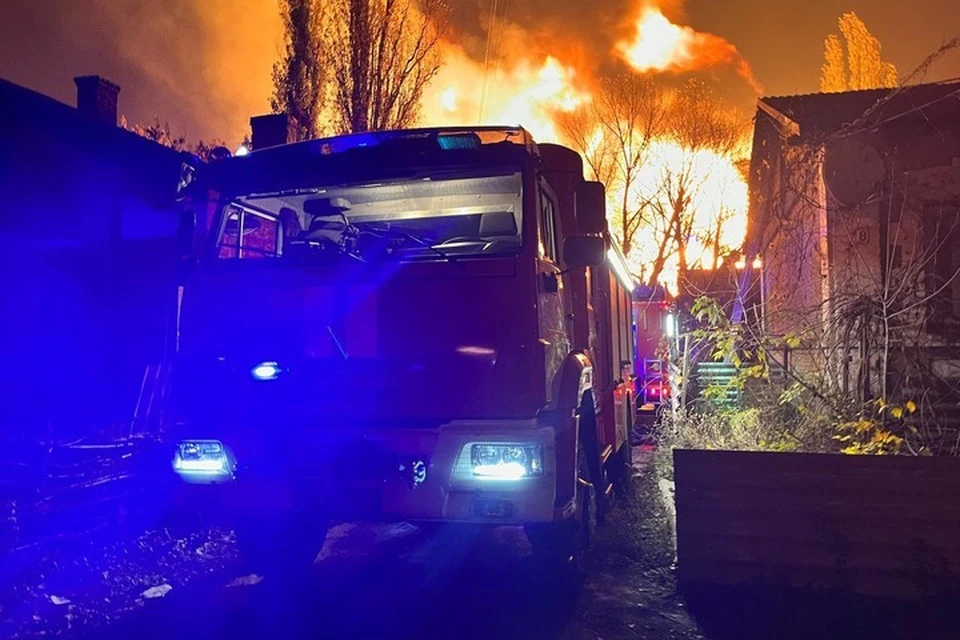 Сотрудники МЧС пострадали в результате повторного обстрела ВСУ во время тушения пожара