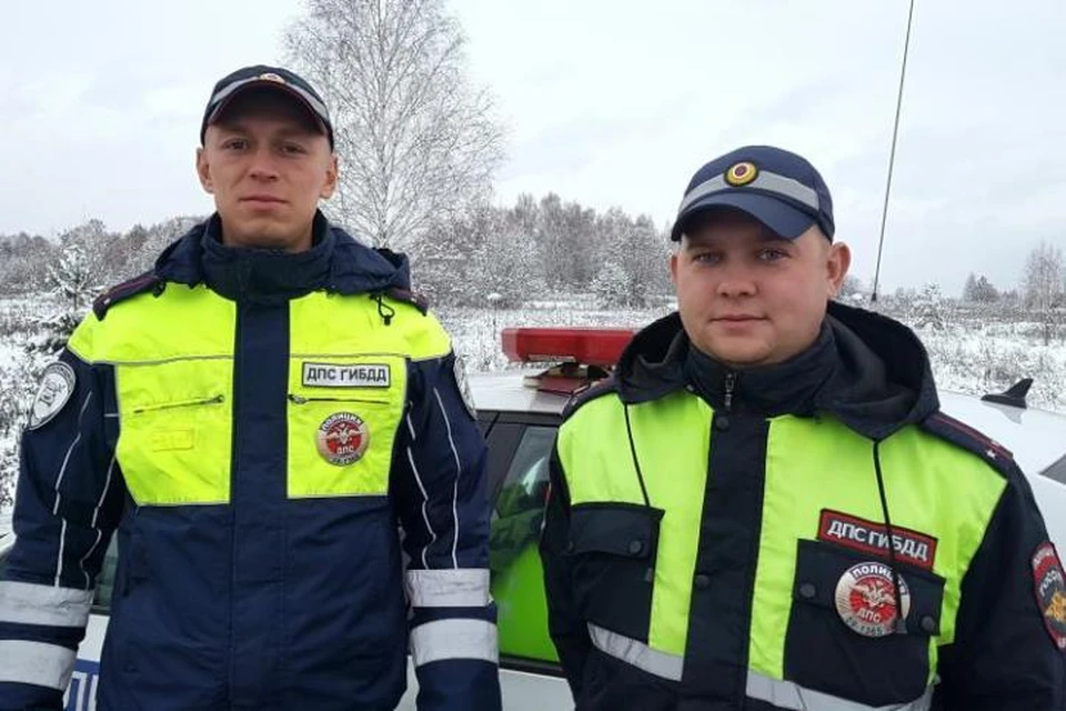 Лейтенант полиции Александр Заякин и лейтенант полиции Вячеслав Никифоров спасли мужчину из загоревшегося дома.