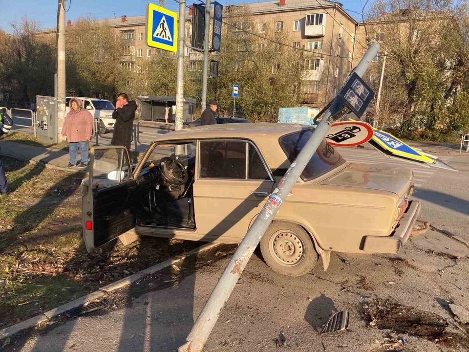 После столкновения машину отбросило в светофор. Фото: ГИБДД