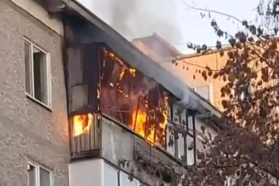Пожар начался в квартире на улице Академика Бардина Фото: Инцидент.Екатеринбург, vk.com/incekb