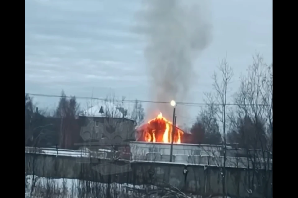 Предварительная площадь горения составила 100 квадратных метров. Фото: скрин видео t.me/murmansk_chp