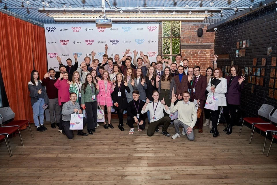 Юные таланты представили свои проекты на демодне молодежных и АI-стартапов в Петербурге. Фото: пресс-служба Сбербанка.