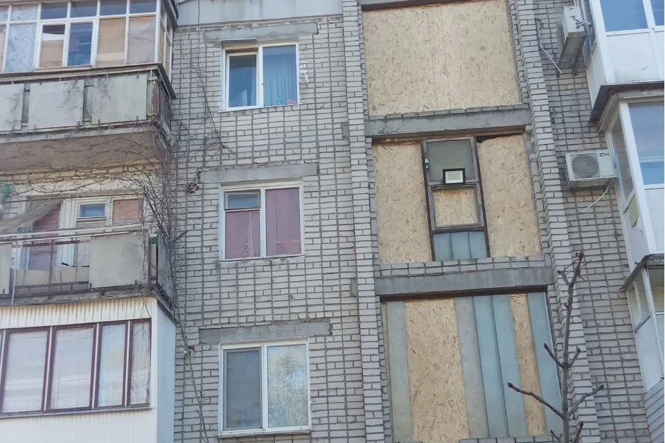 Коммунальщики восстанавливают дом после удара ВСУ Фото: Новокаховская администрация