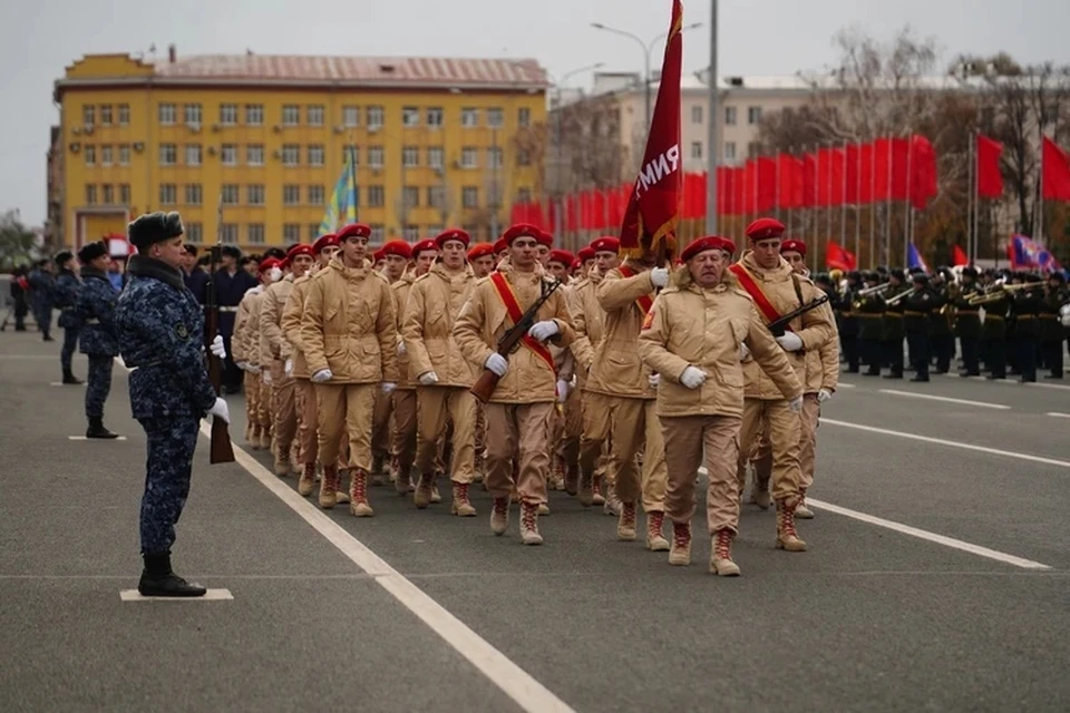 Парад прошел на площади Куйбышева