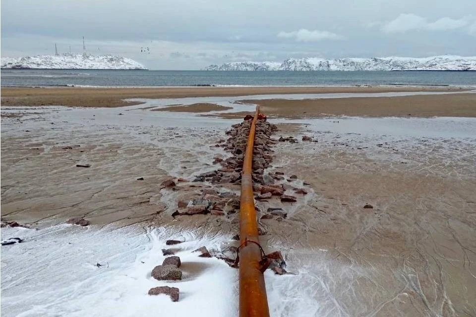 Труба на пляже, идущая в море, возмутила жителей Мурманской области. Фото: vk.com/my_teriberka/"Моя Териберка" | интернет-газета