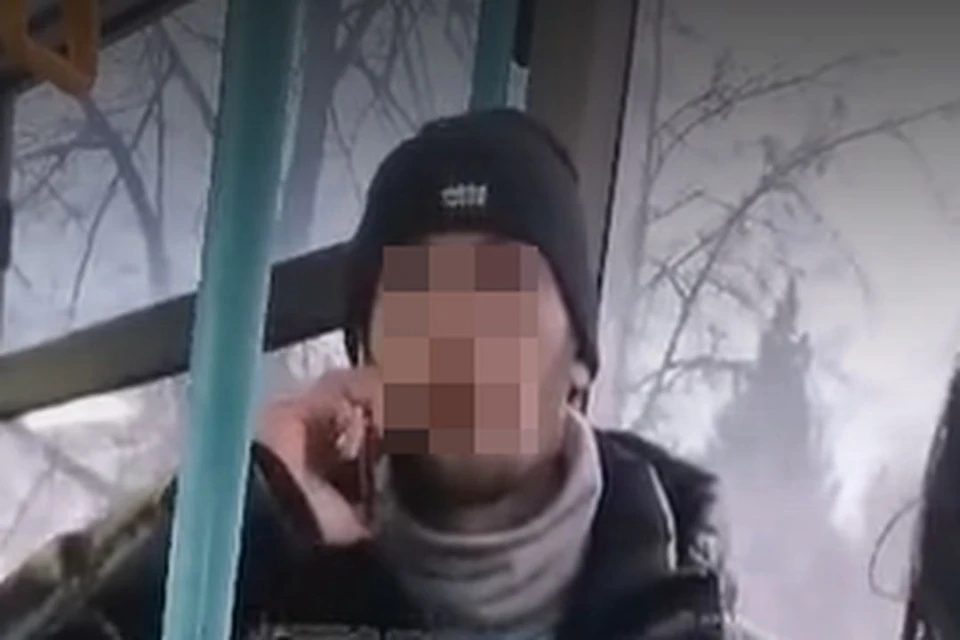 В Новосибирске один из пассажиров автобуса № 64 устроил скандал. Фото: стоп-кадр из видео «Инцидент Новосибирск»