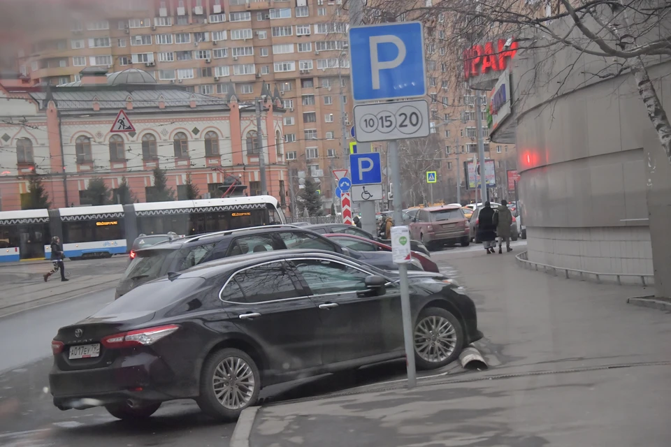 Парковка машин волгоградских чиновников в Москве обойдется почти в миллион рублей