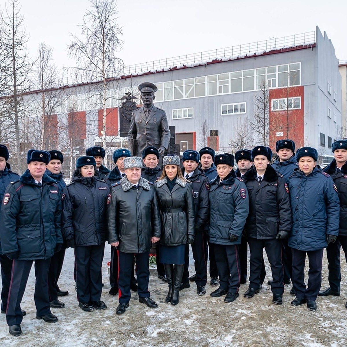 В Салехарде торжественно открыли памятник участковому - KP.RU