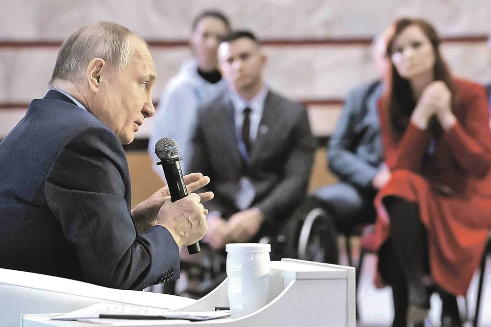 Встреча президента с членами Общественных палат России и новых регионов длилась два часа. Фото: kremlin.ru